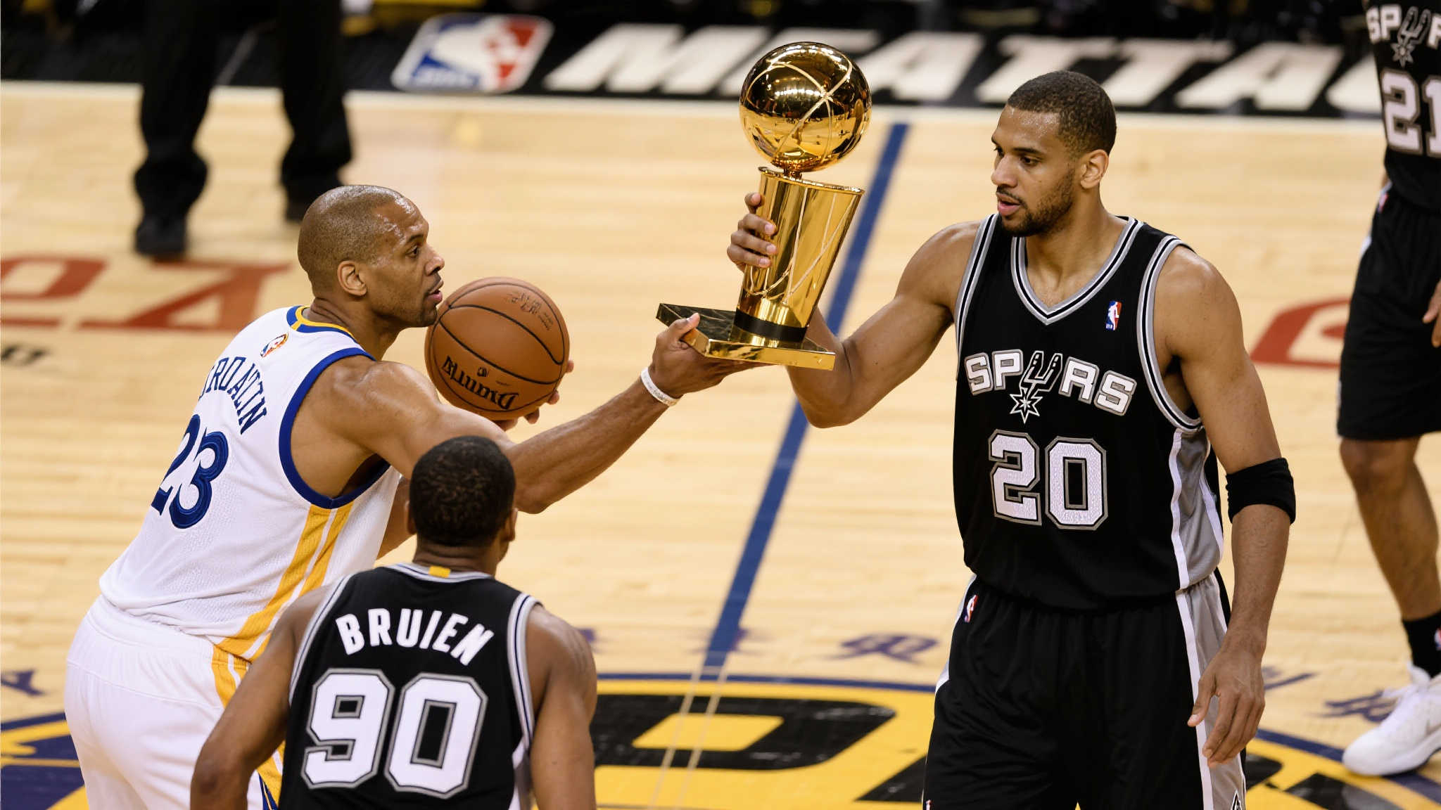 NBA总决赛巅峰对决:防守肉搏战的极限较量 NBA总决赛巅峰对决:防守肉搏战的极限较量